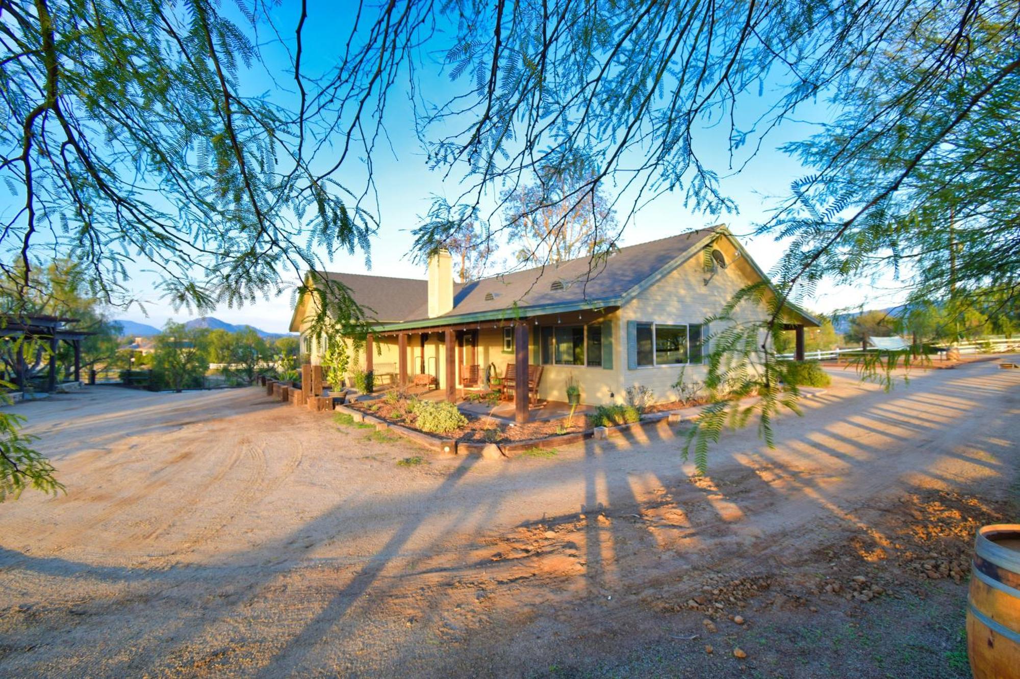 ホテル Peppertree Lane Ranch -- Seven-Acre Ranch In The Heart Of Wine Country テメキュラ エクステリア 写真